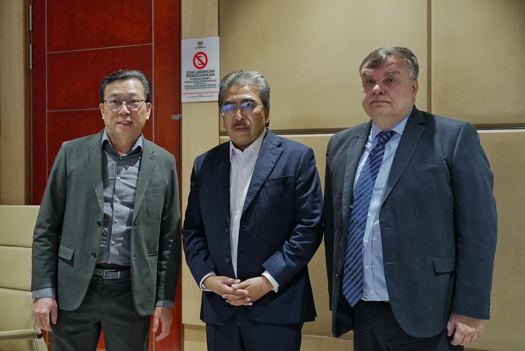 MPMA PRESIDENT MR CHEAH AND MR NIK OF ASSESSMENTS MEET DATUK SERI JOHARI ABDUL GHANI TO ADDRESS IMPORT DUTY ISSUES AND PROTECT THE LOCAL PLASTICS INDUSTRY